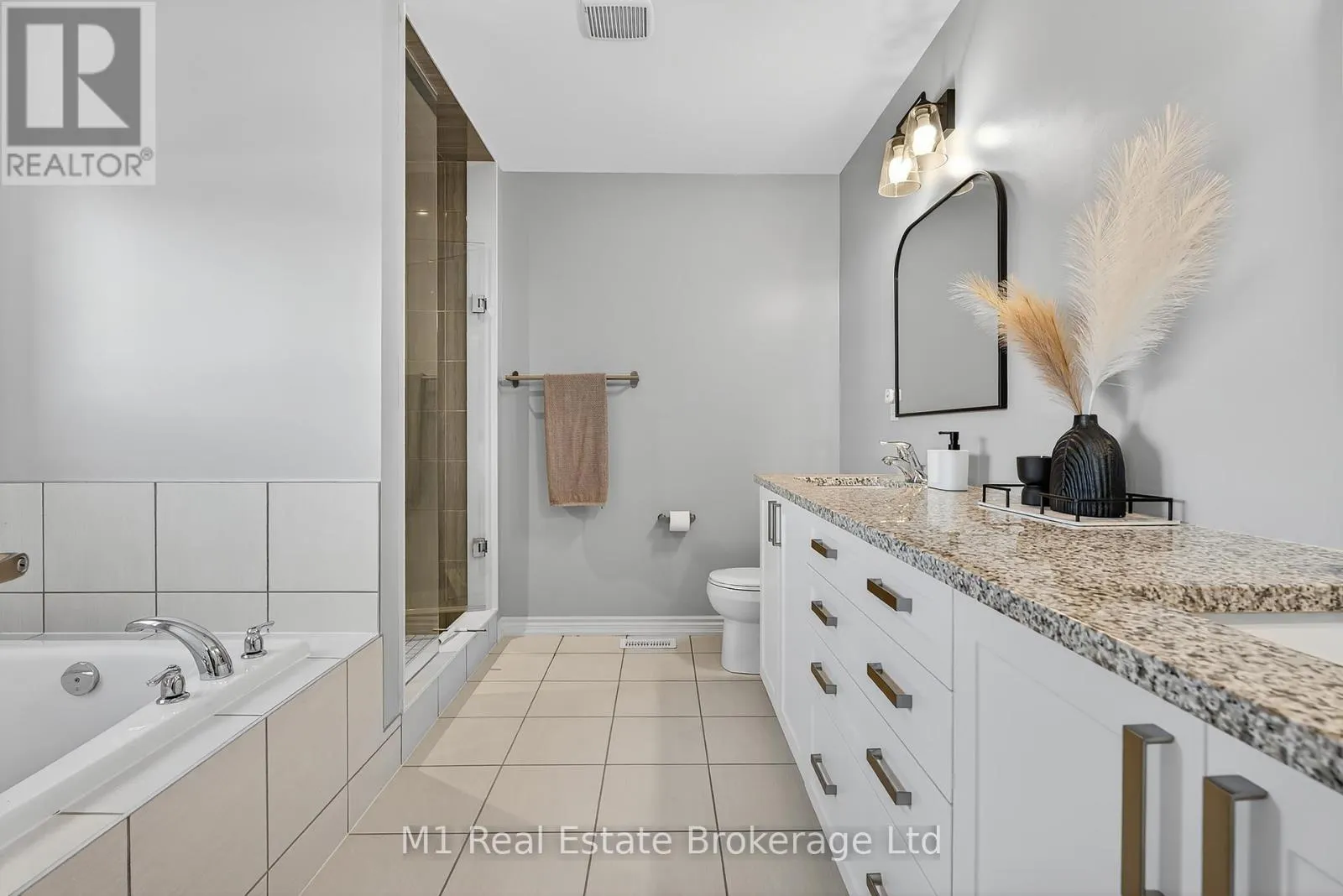 43 HARPIN WAY W