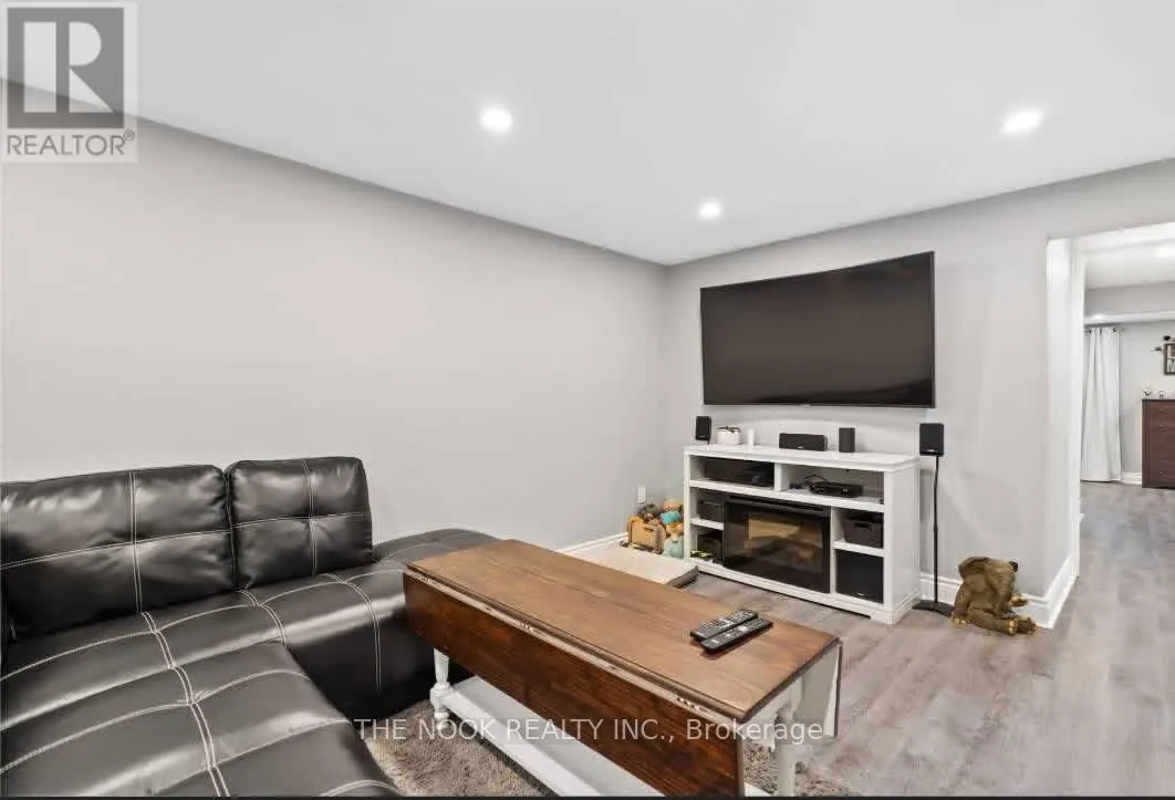 2 - 573 DAINTRY CRESCENT, #2