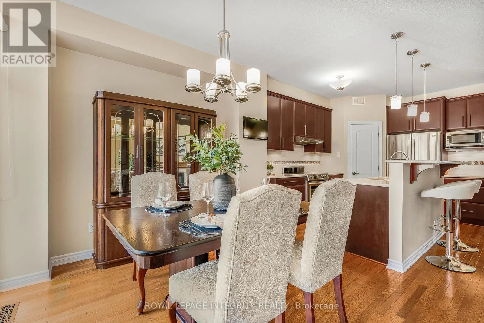 532 ROCHEFORT CIRCLE