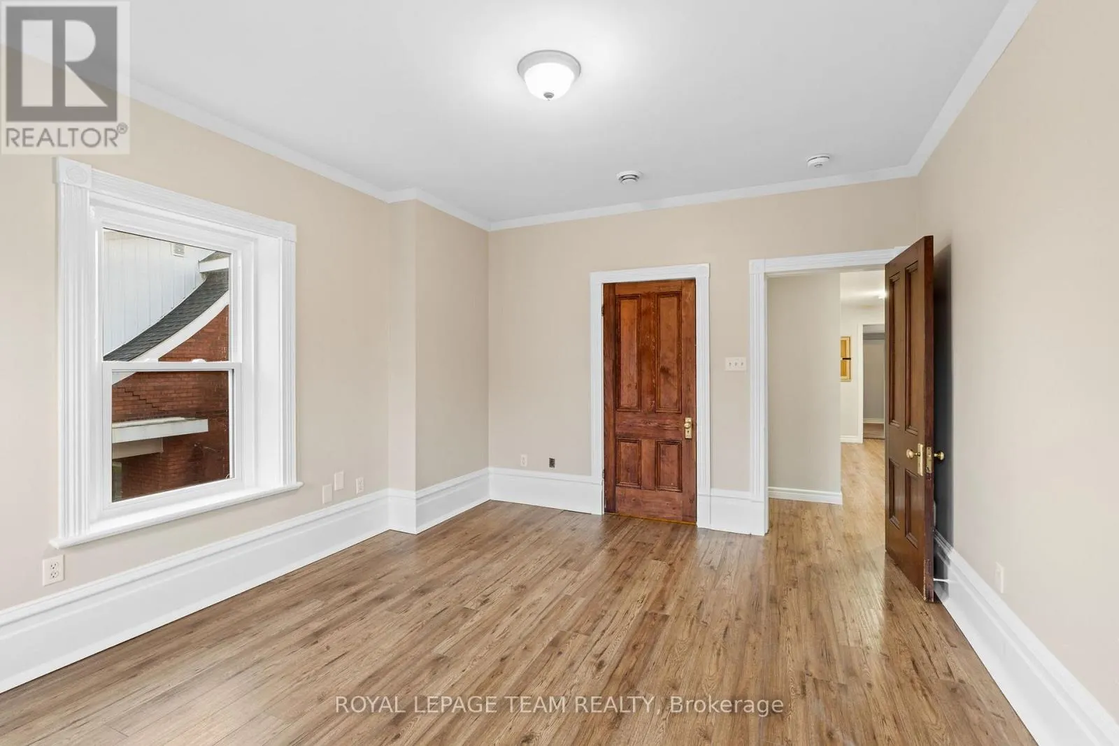2 - 258 JOHN STREET N
