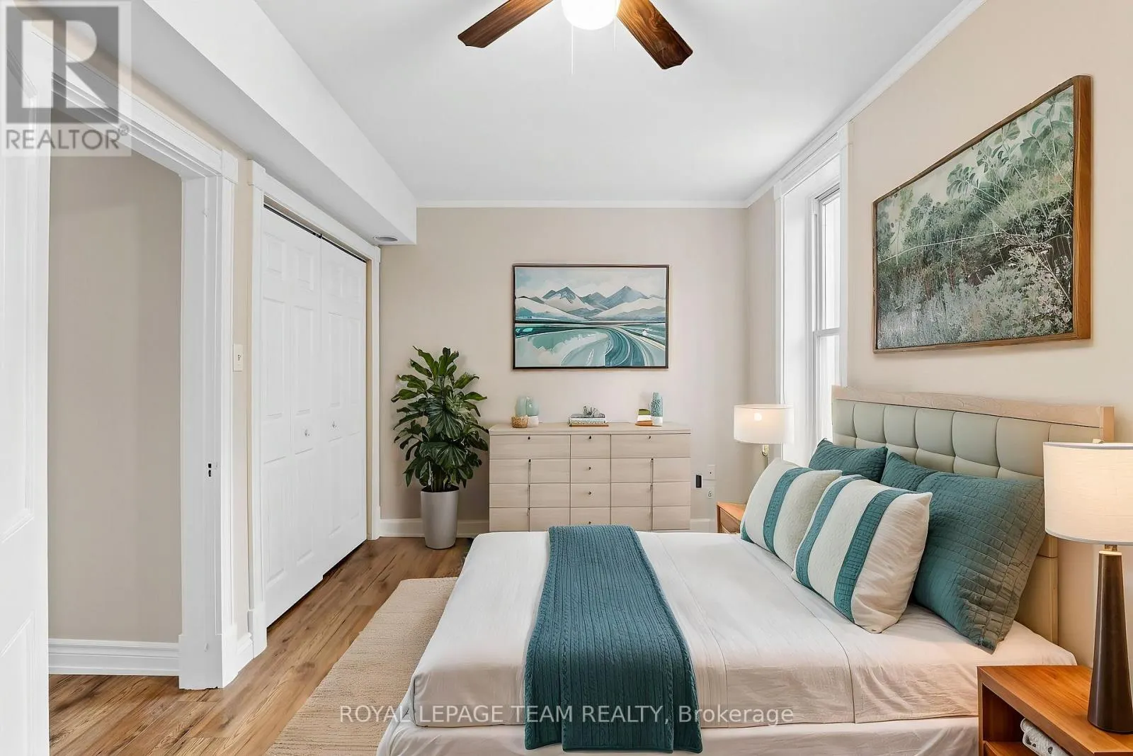 2 - 258 JOHN STREET N