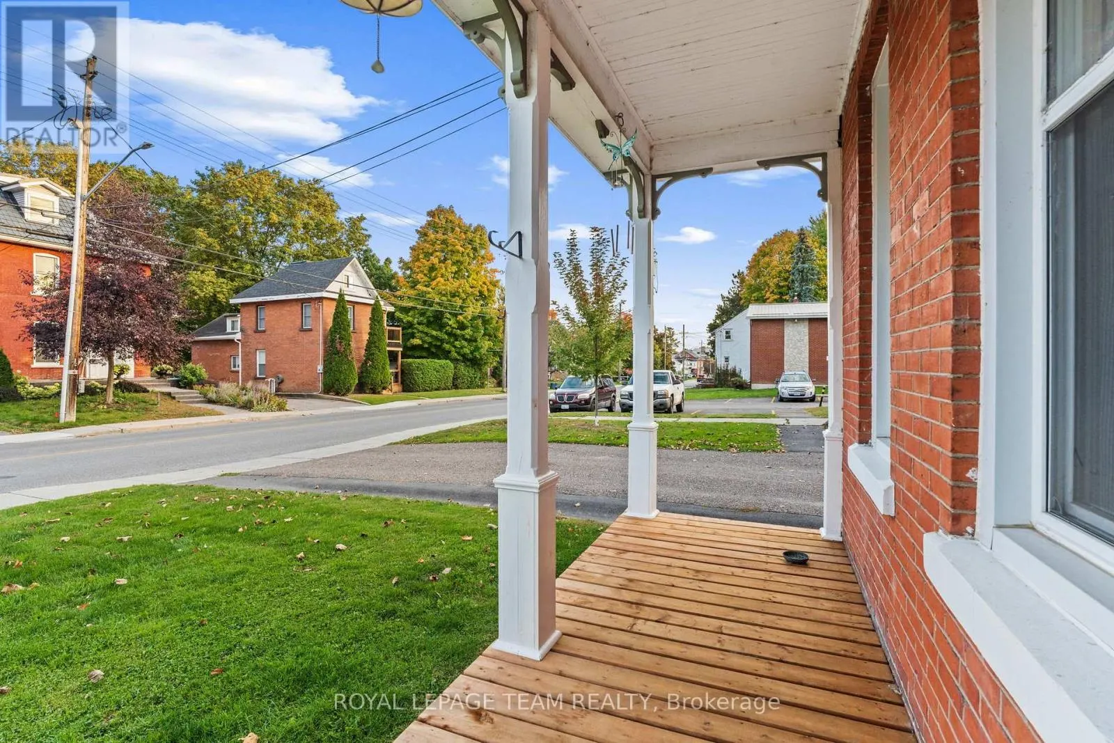 2 - 258 JOHN STREET N