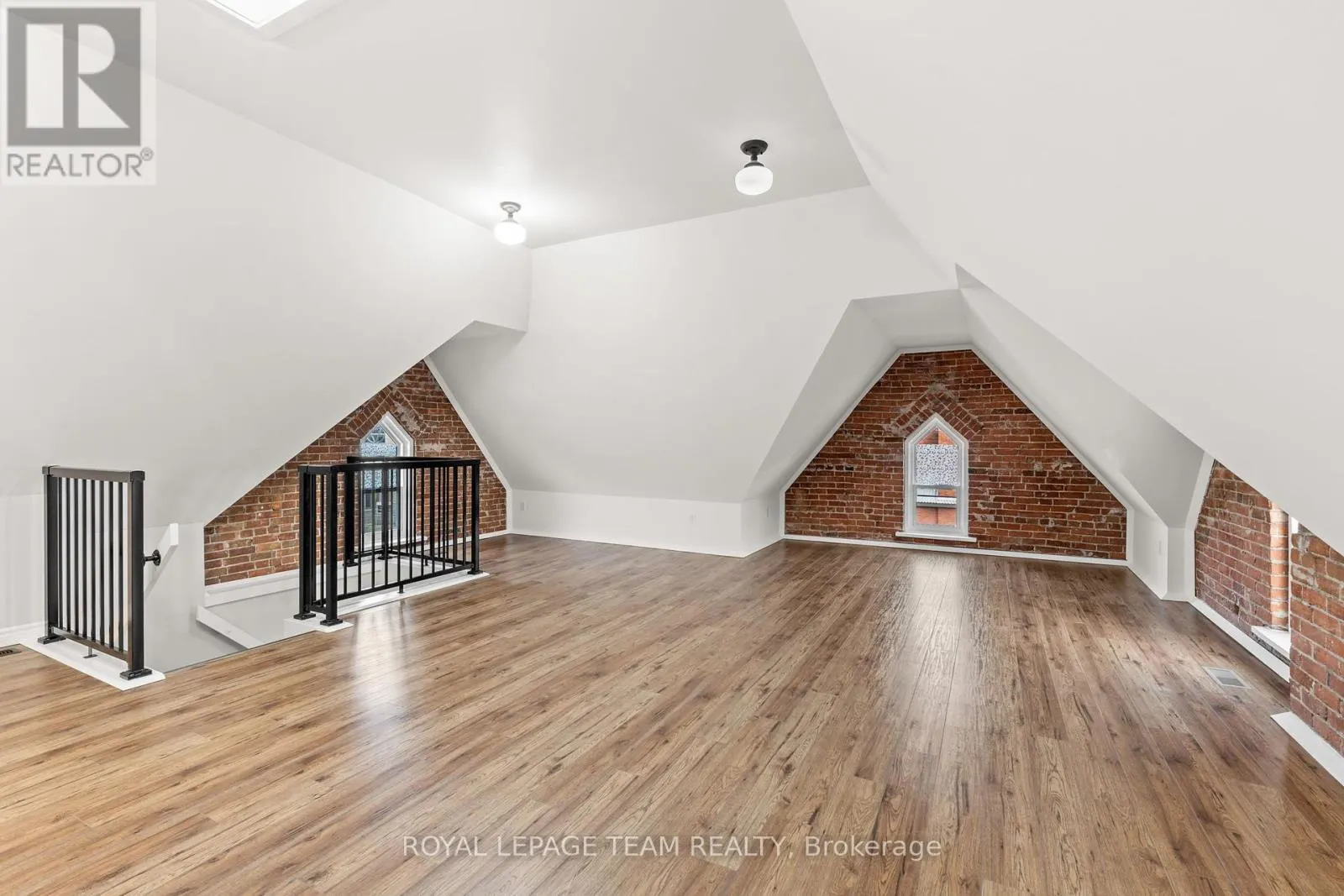 2 - 258 JOHN STREET N