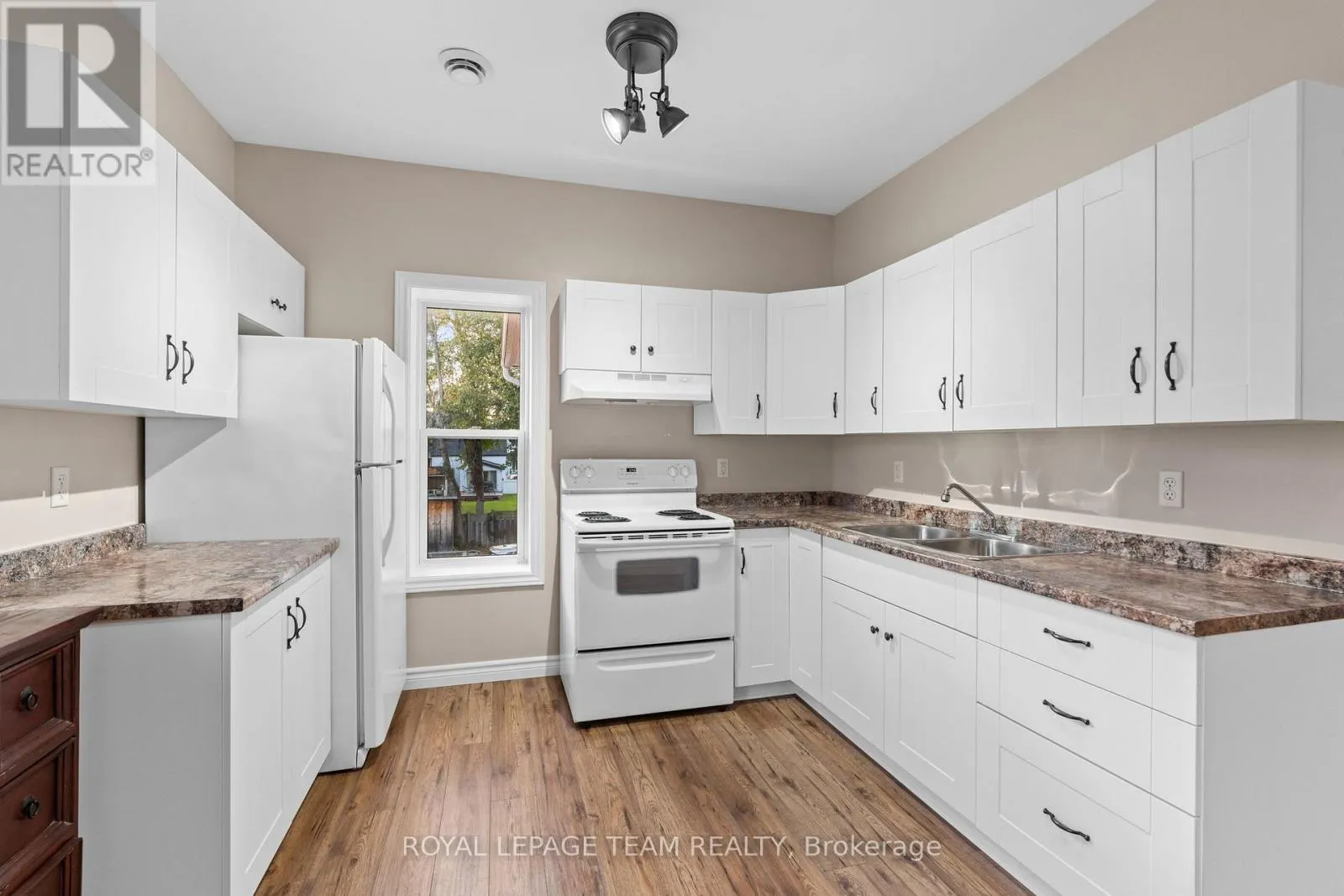 2 - 258 JOHN STREET N