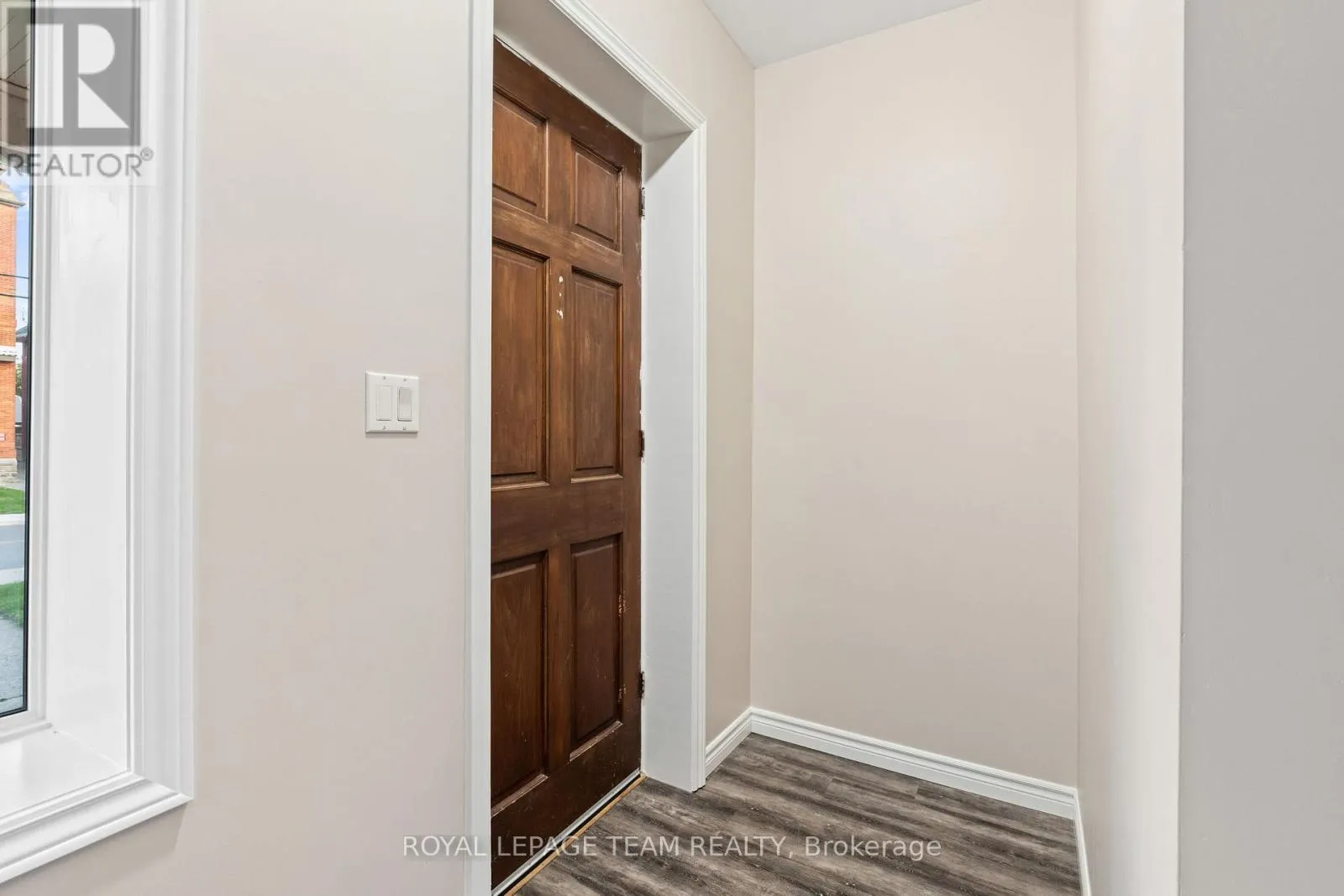 2 - 258 JOHN STREET N