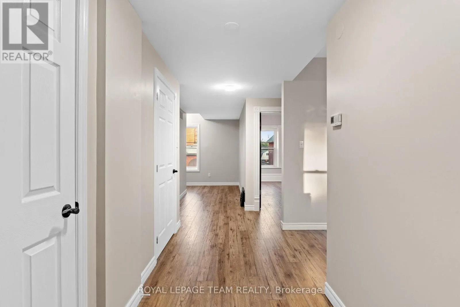 2 - 258 JOHN STREET N