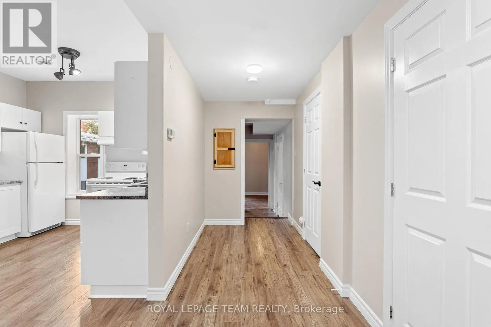 2 - 258 JOHN STREET N