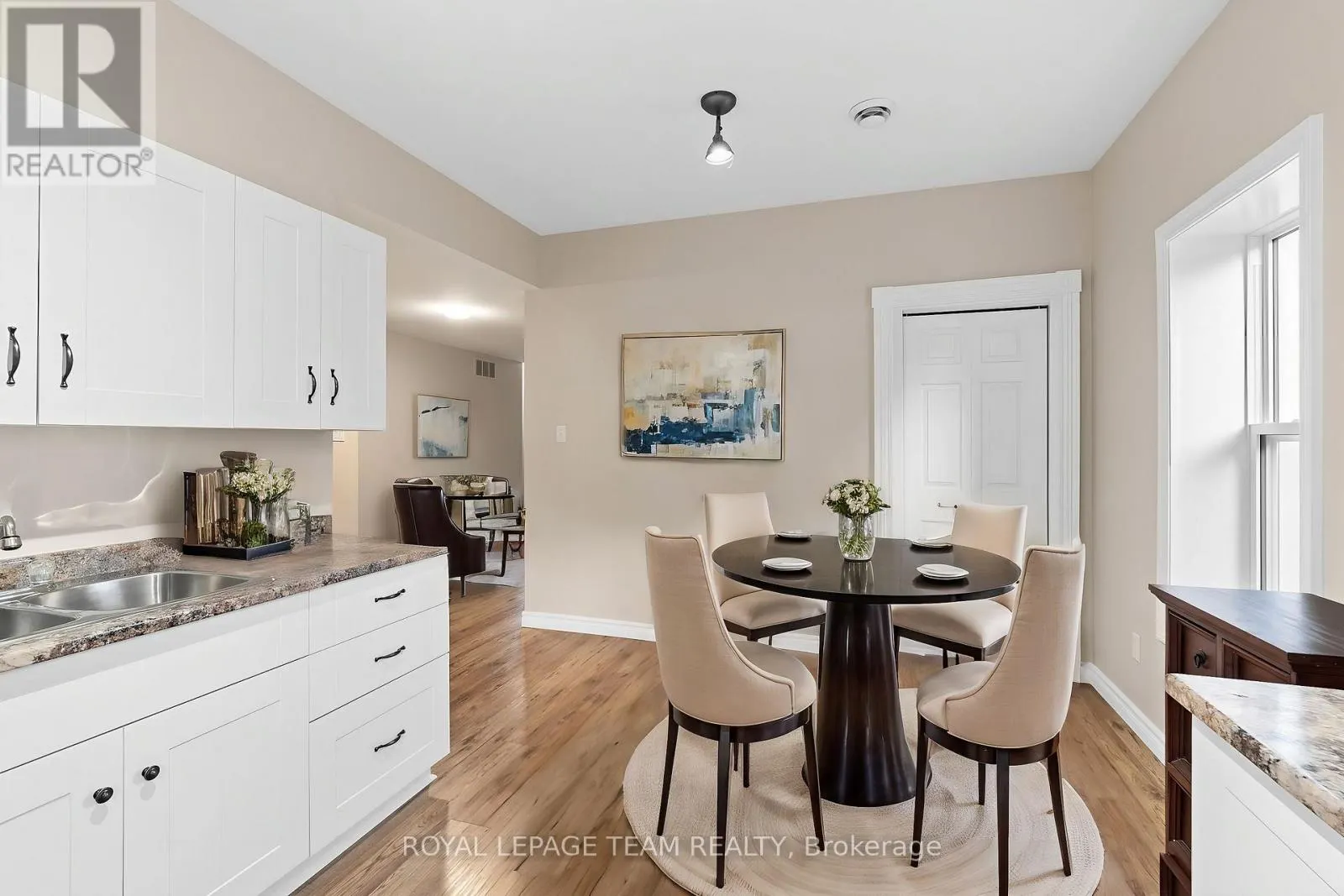 2 - 258 JOHN STREET N