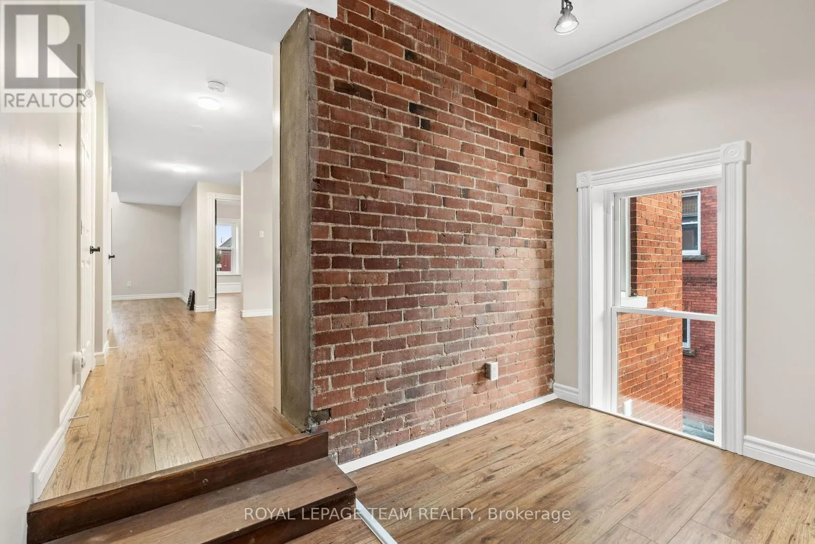 2 - 258 JOHN STREET N