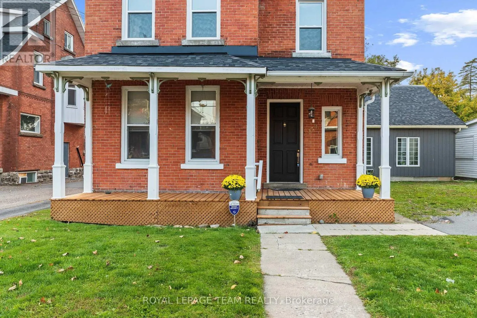 2 - 258 JOHN STREET N