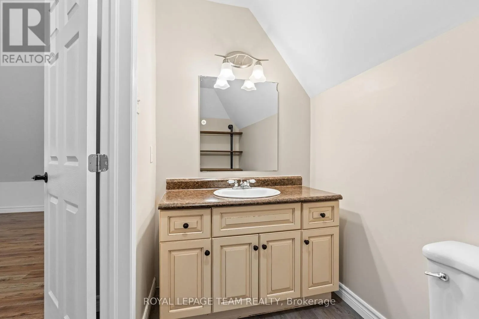 2 - 258 JOHN STREET N