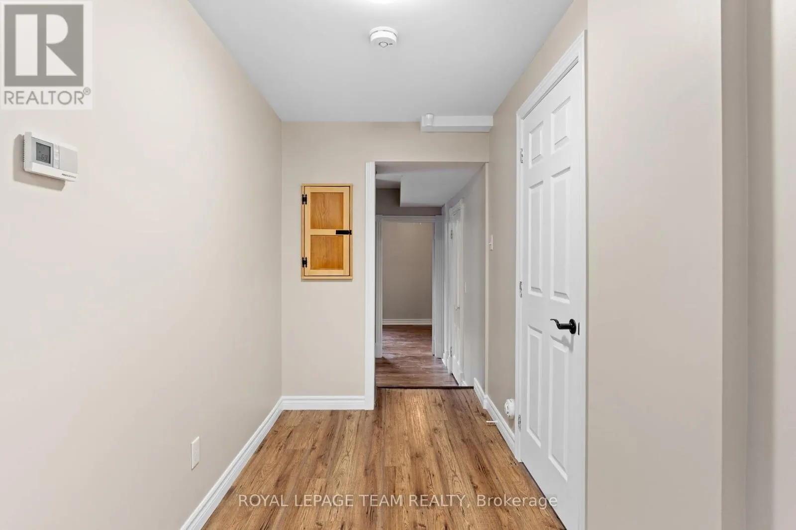 2 - 258 JOHN STREET N