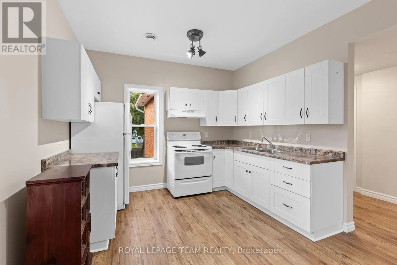 2 - 258 JOHN STREET N