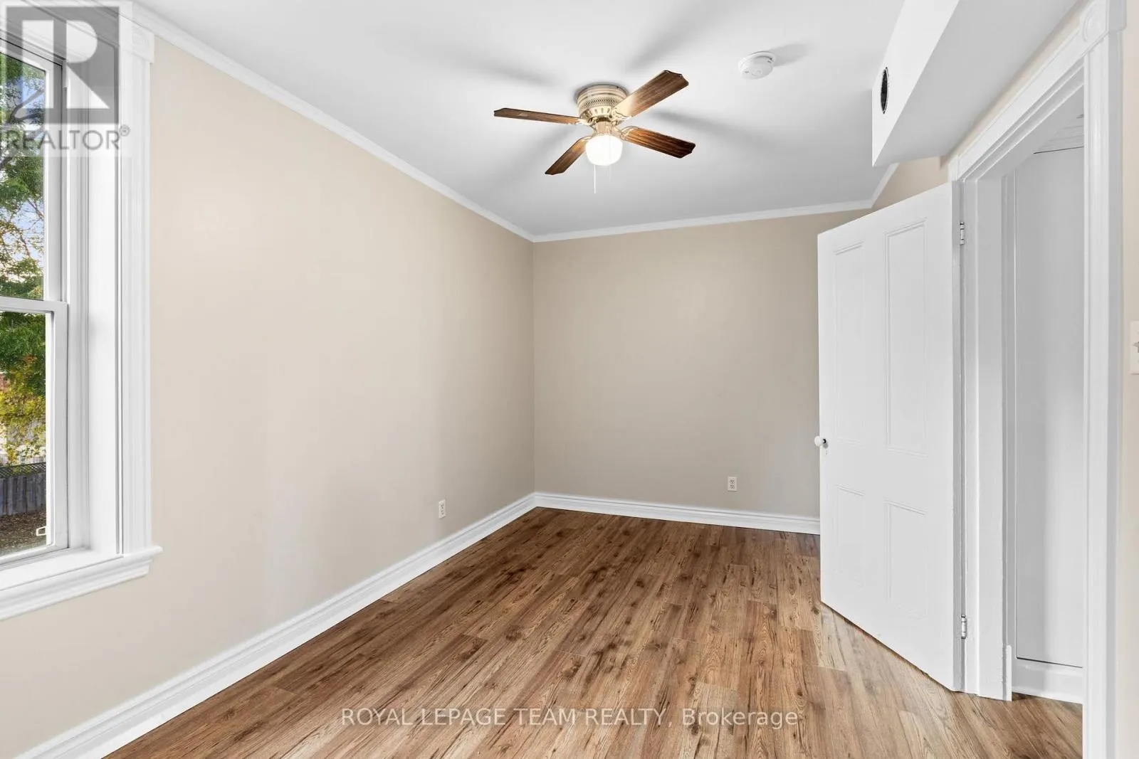 2 - 258 JOHN STREET N