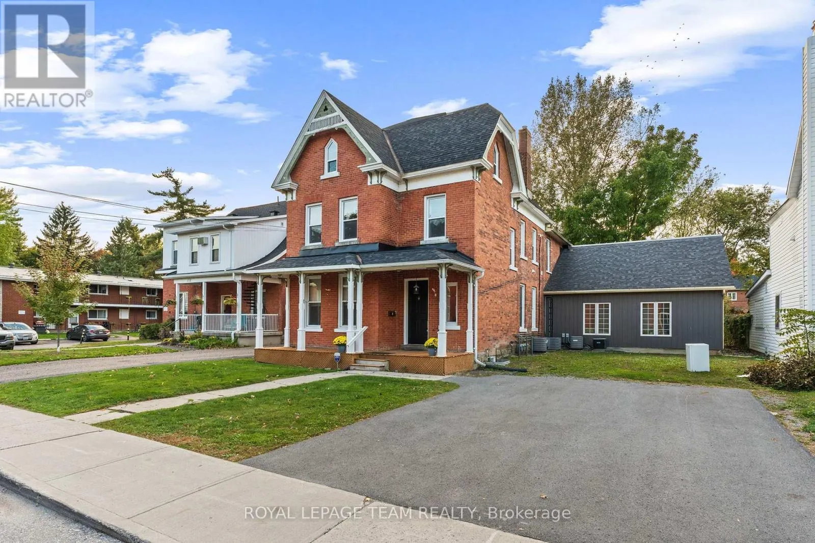 2 - 258 JOHN STREET N