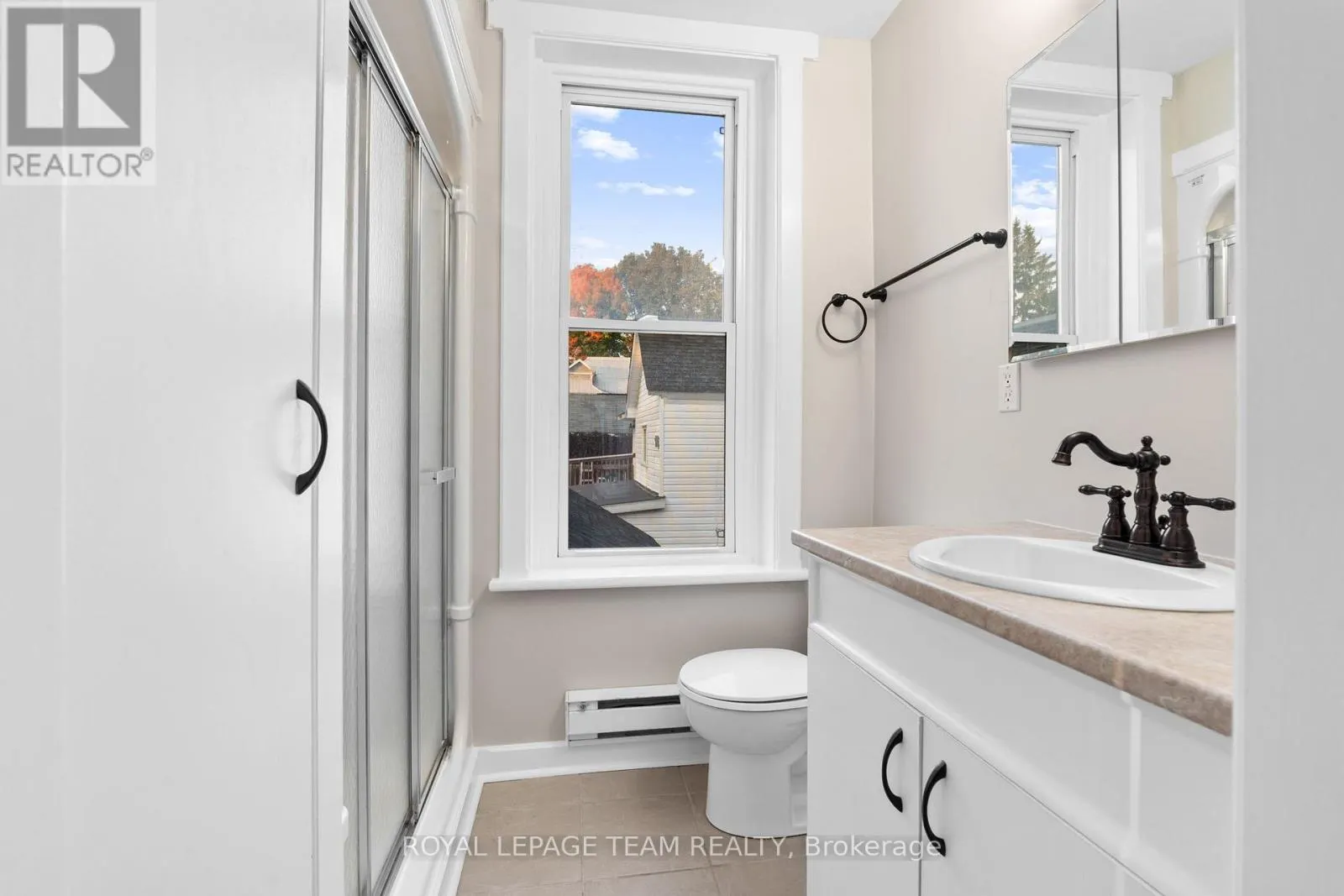 2 - 258 JOHN STREET N
