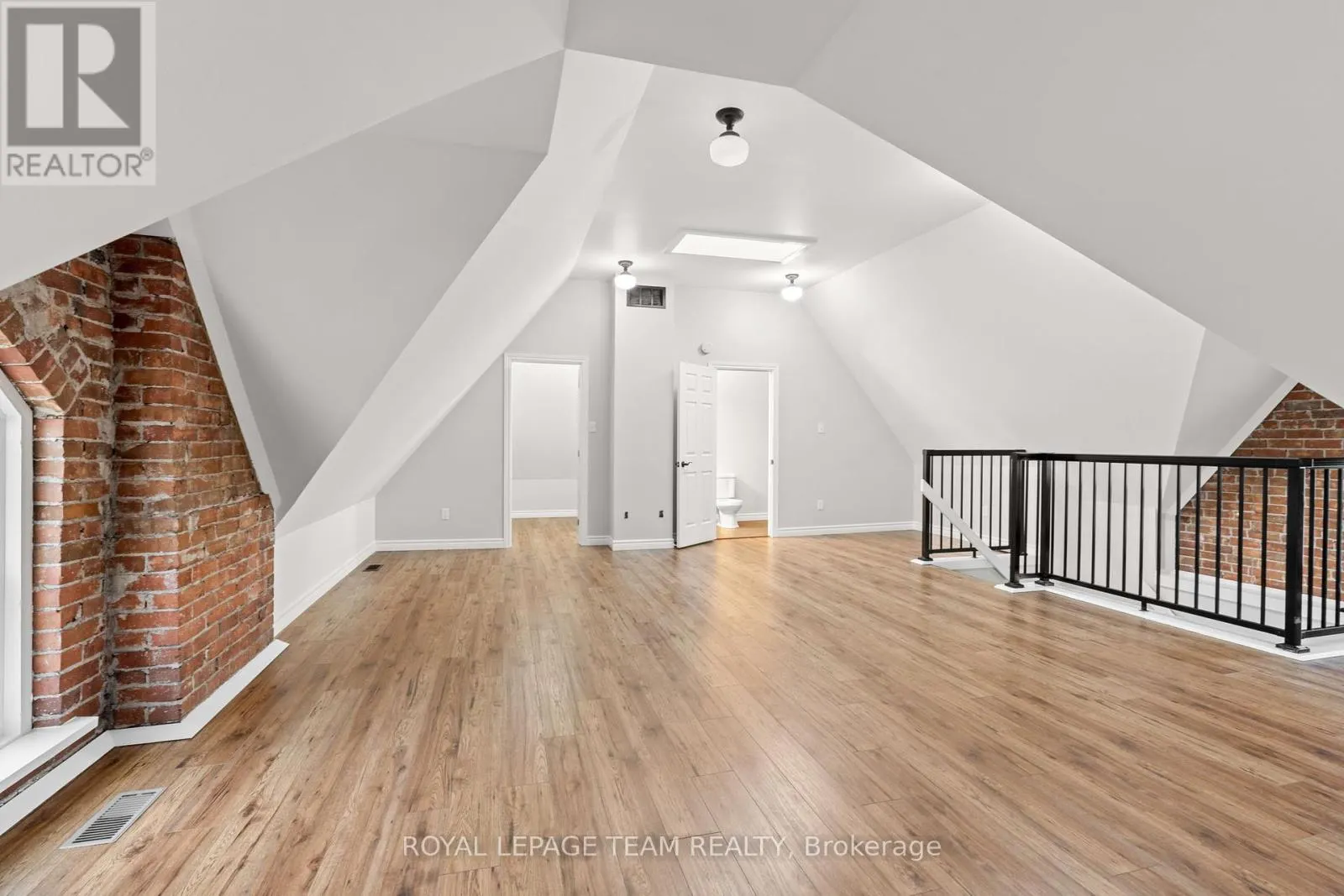 2 - 258 JOHN STREET N
