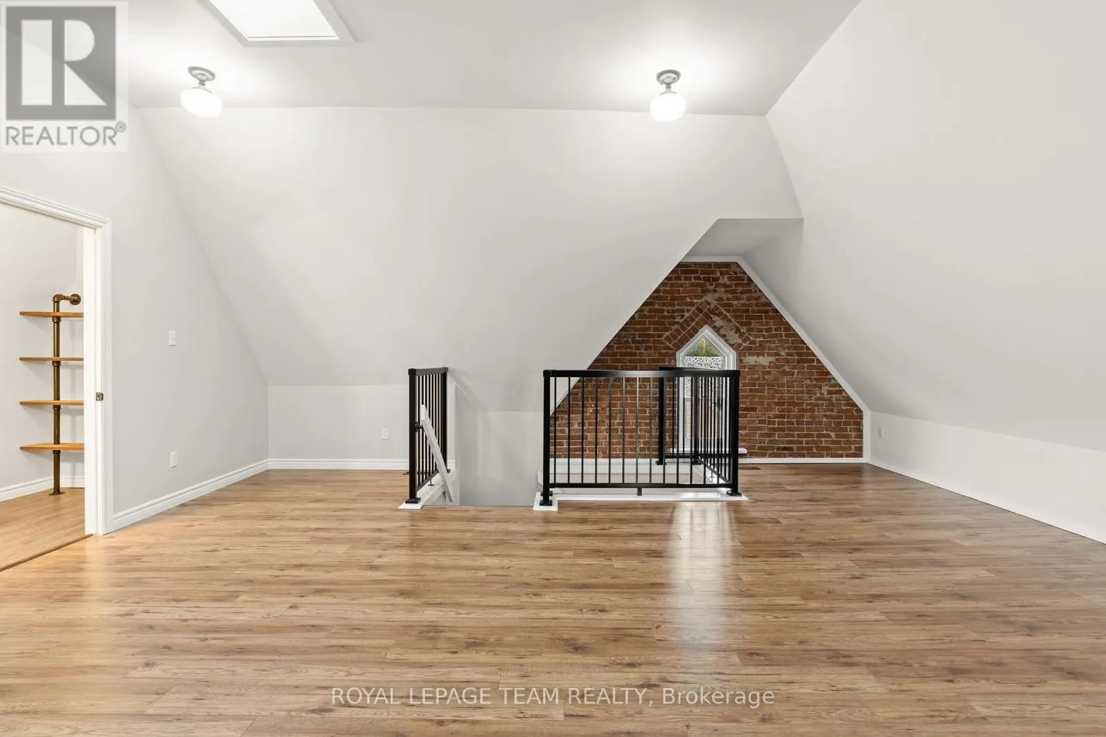 2 - 258 JOHN STREET N