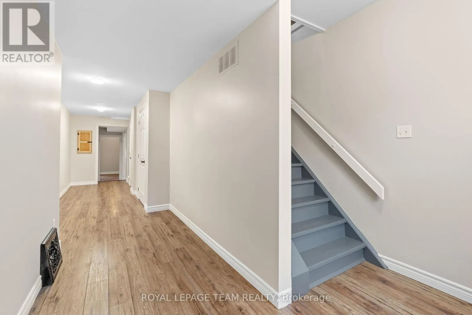 2 - 258 JOHN STREET N