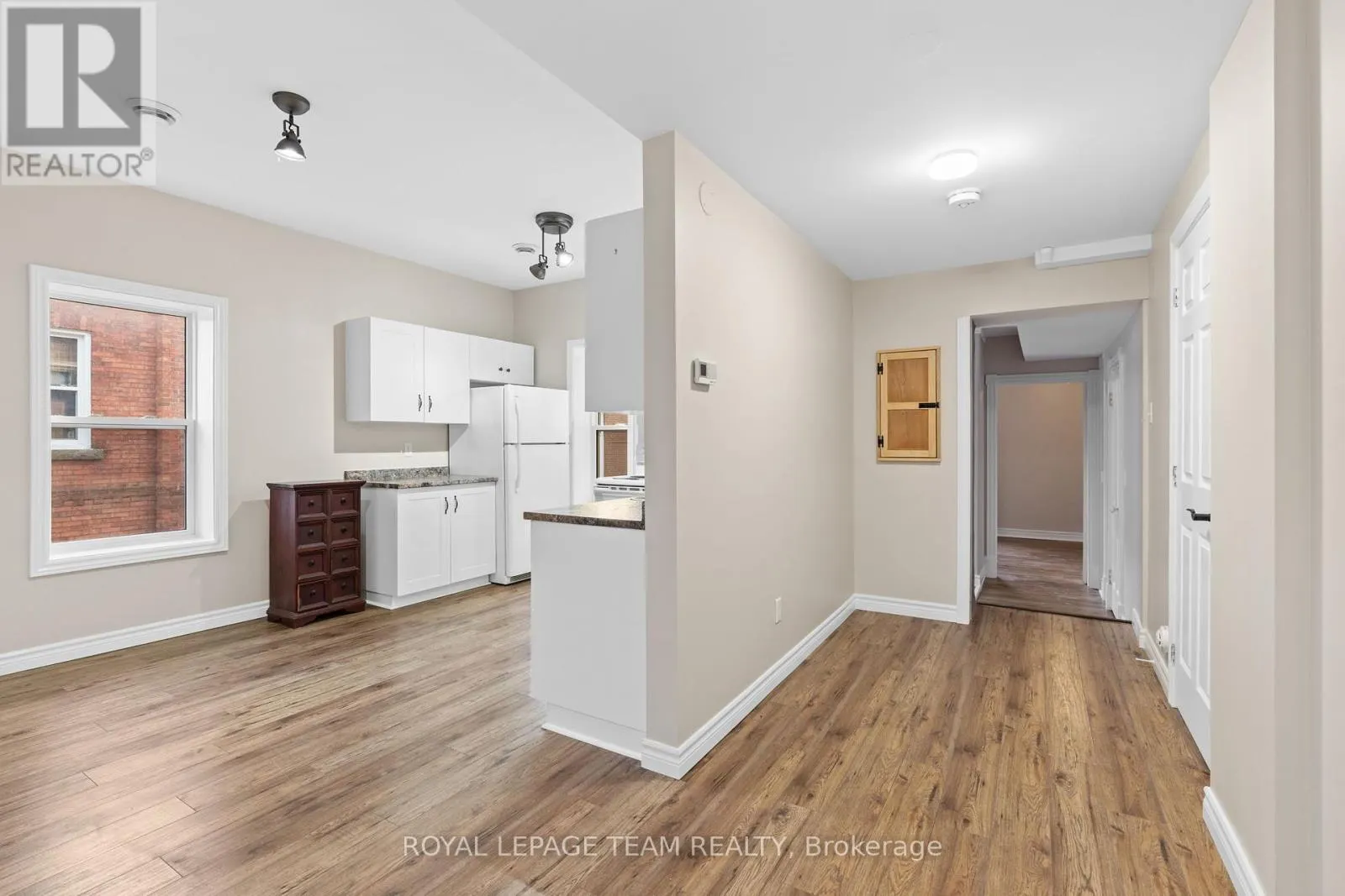 2 - 258 JOHN STREET N