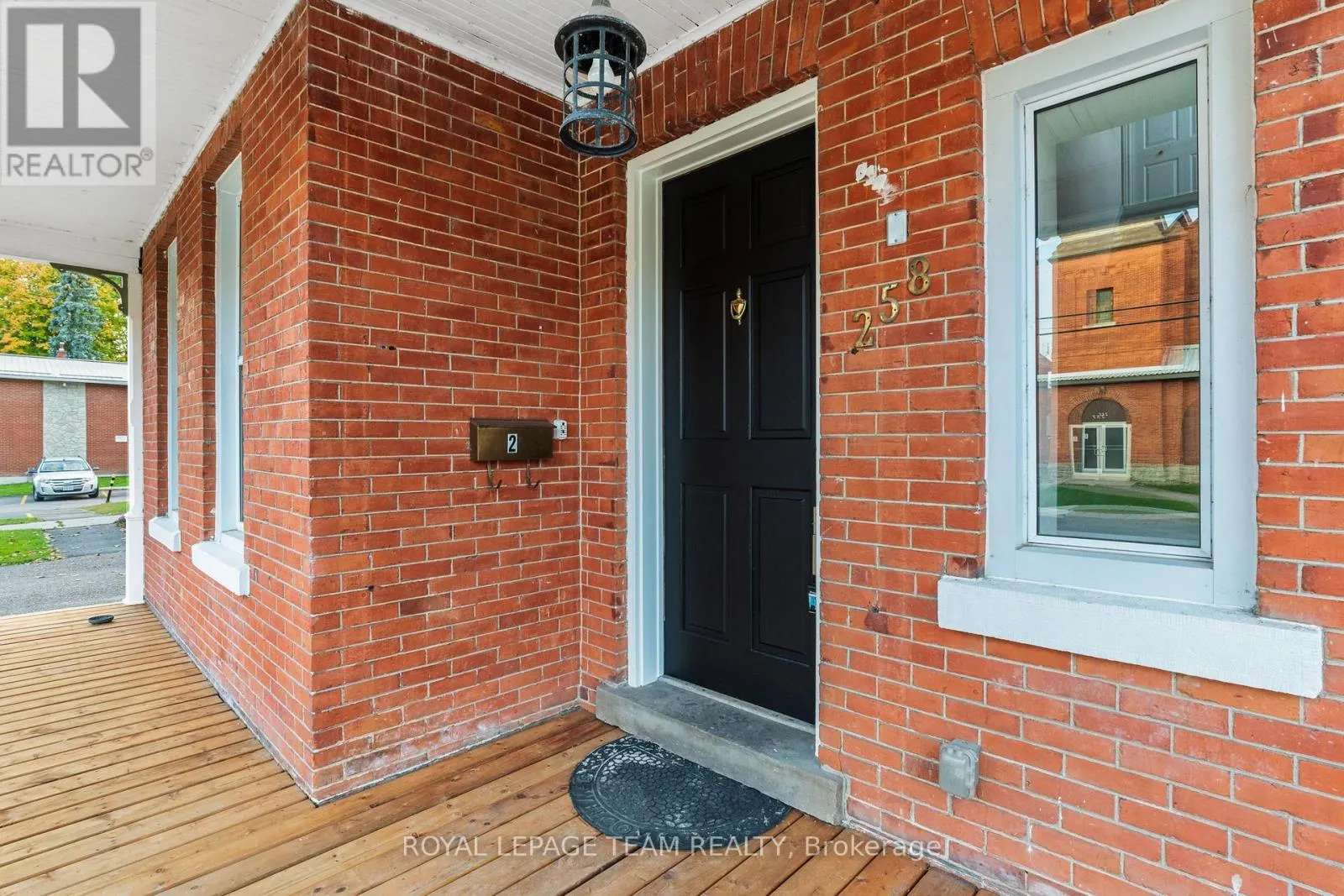 2 - 258 JOHN STREET N