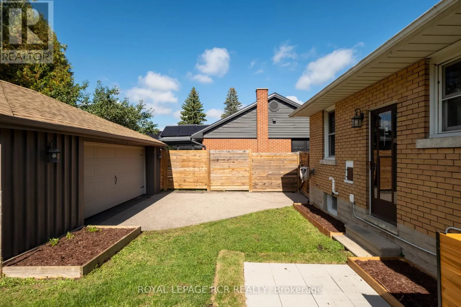 85 ELLIS CRESCENT S