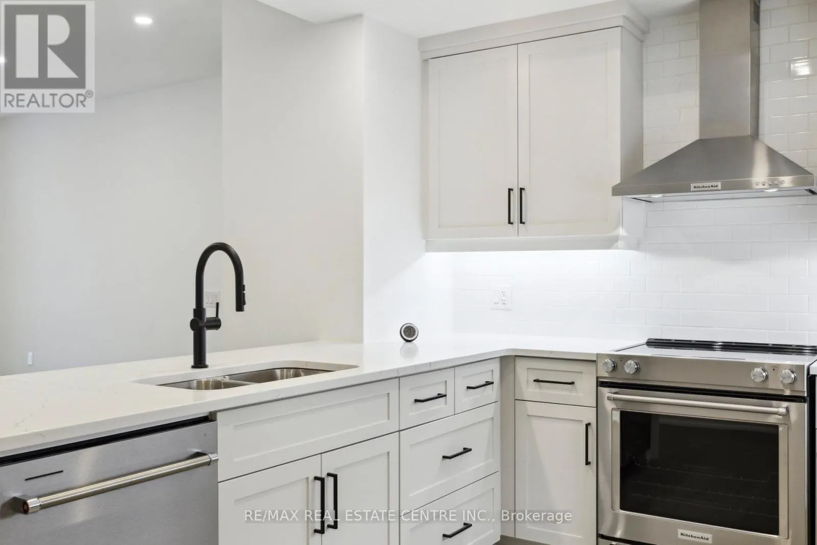 602 - 71 WYNDHAM STREET S