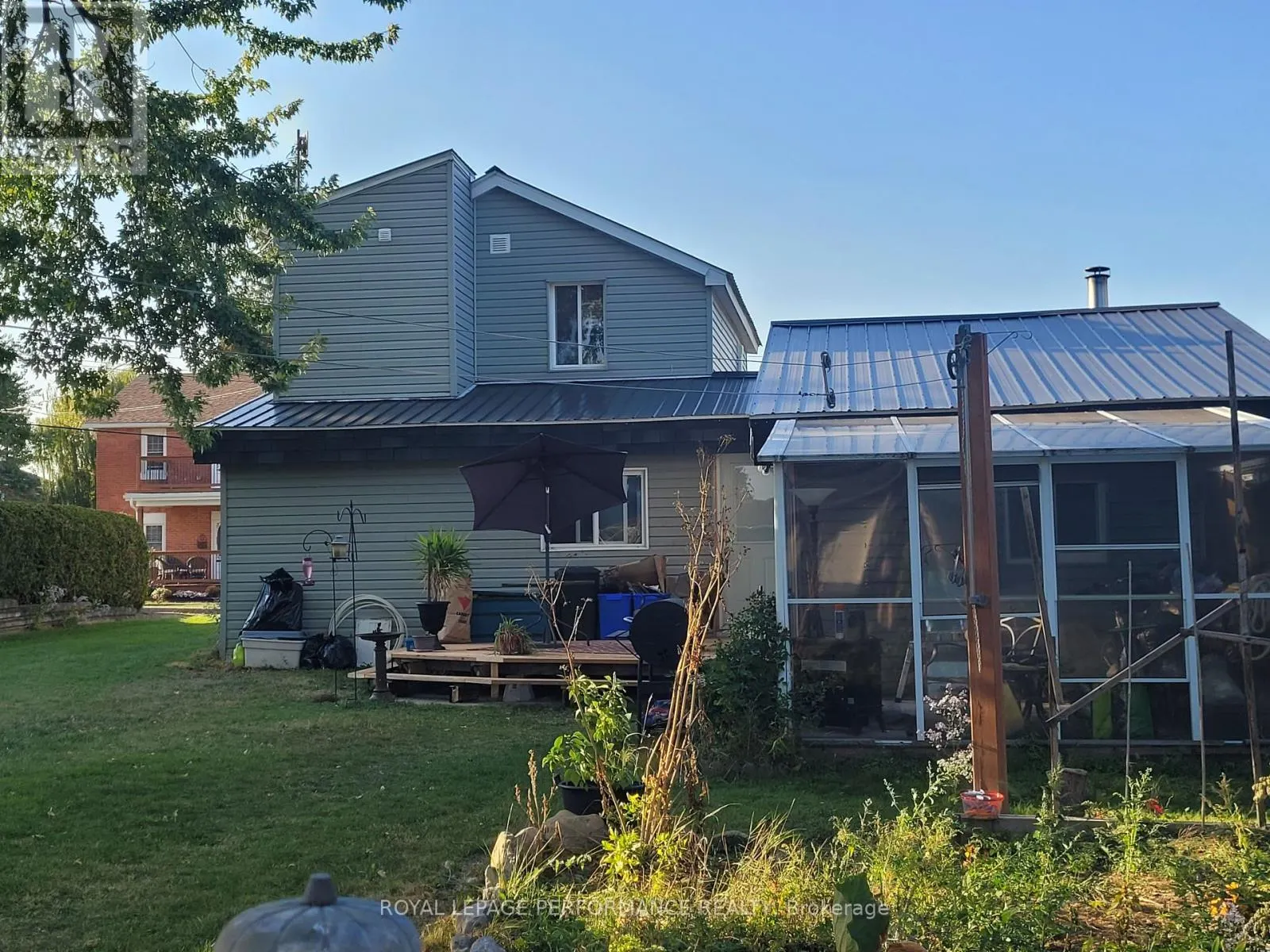 975 QUEEN STREET