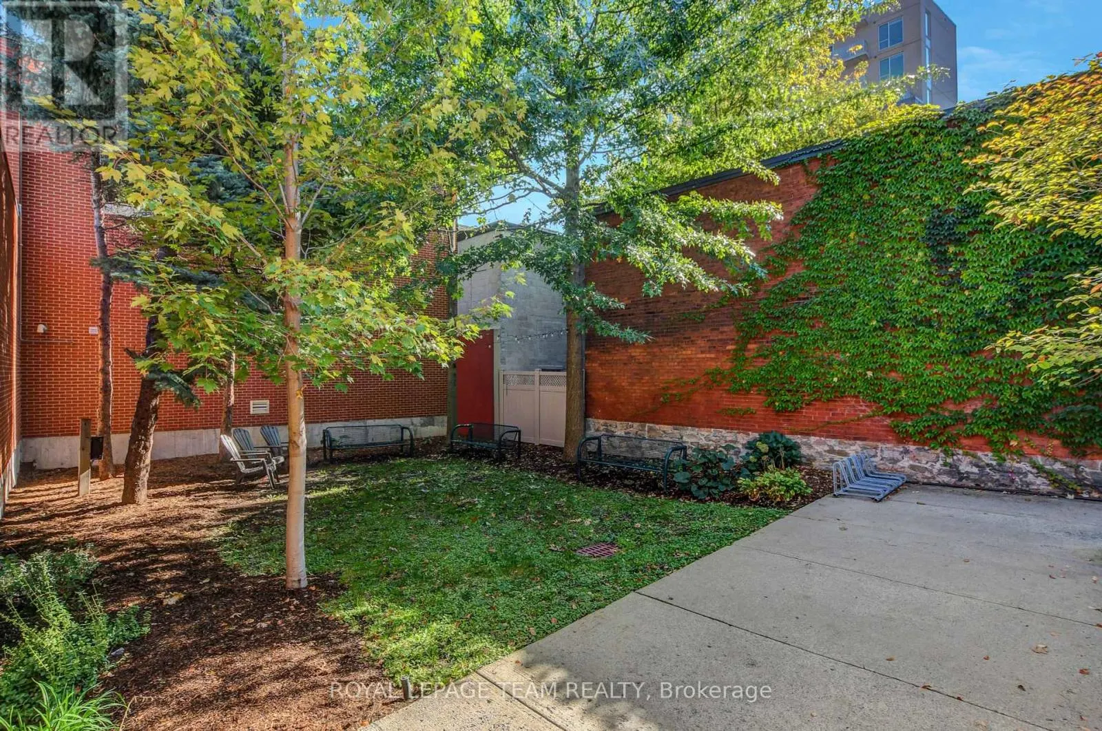 102 - 400 MCLEOD STREET