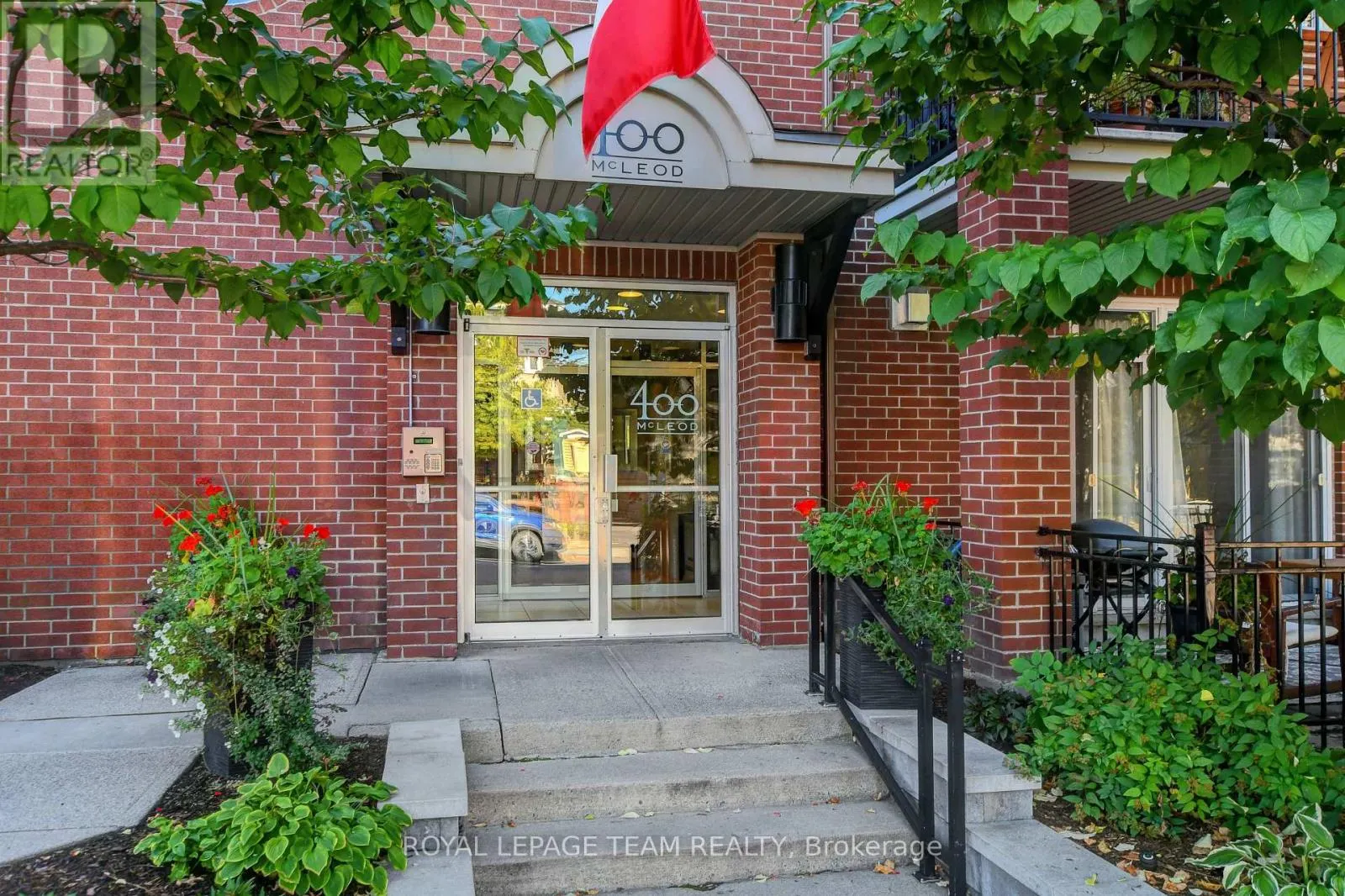 102 - 400 MCLEOD STREET