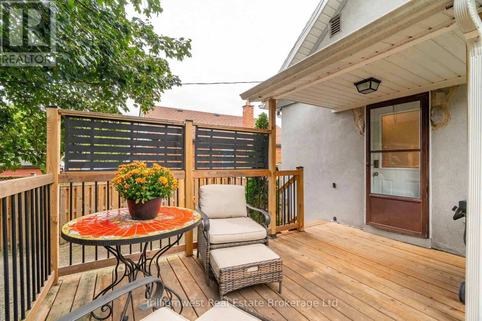 194 DUNDAS STREET N