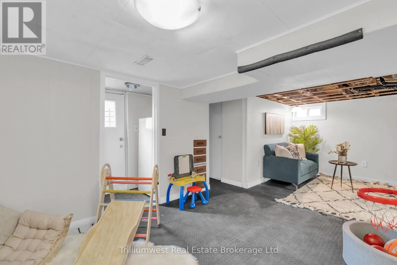 194 DUNDAS STREET N