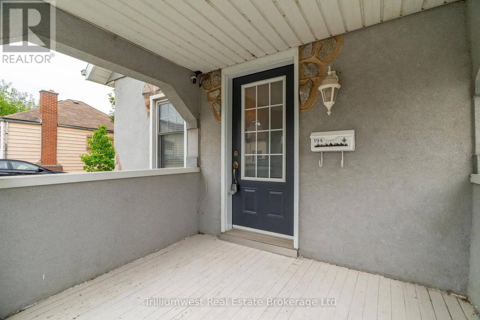 194 DUNDAS STREET N