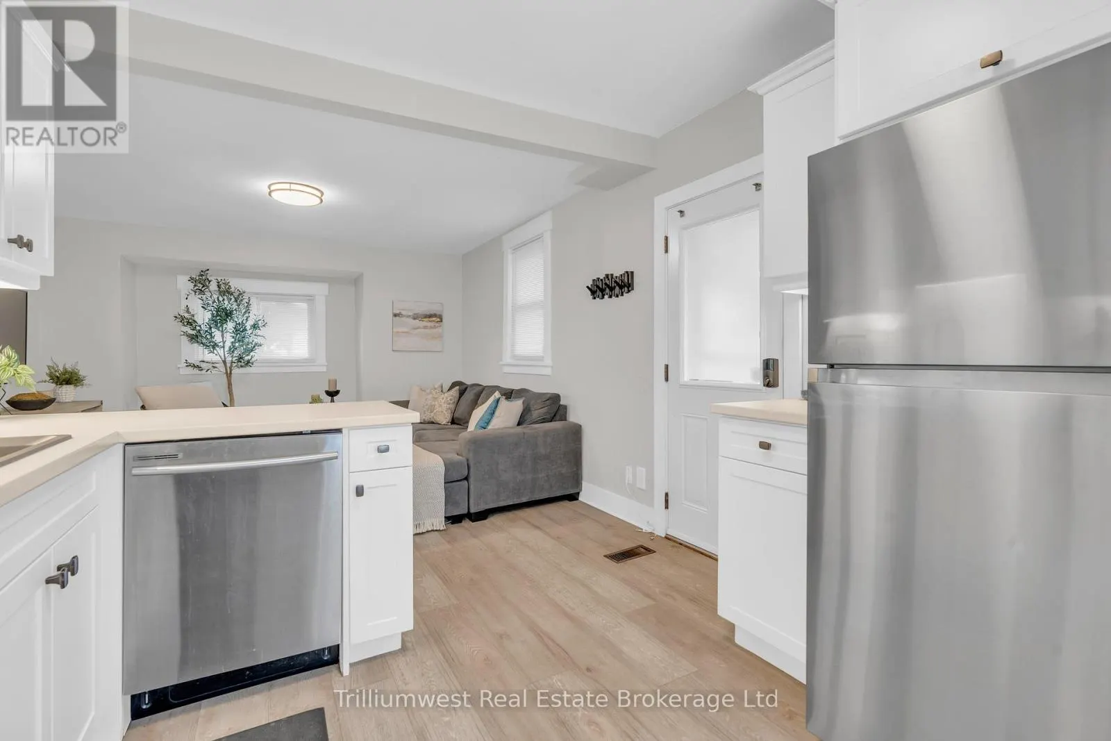 194 DUNDAS STREET N