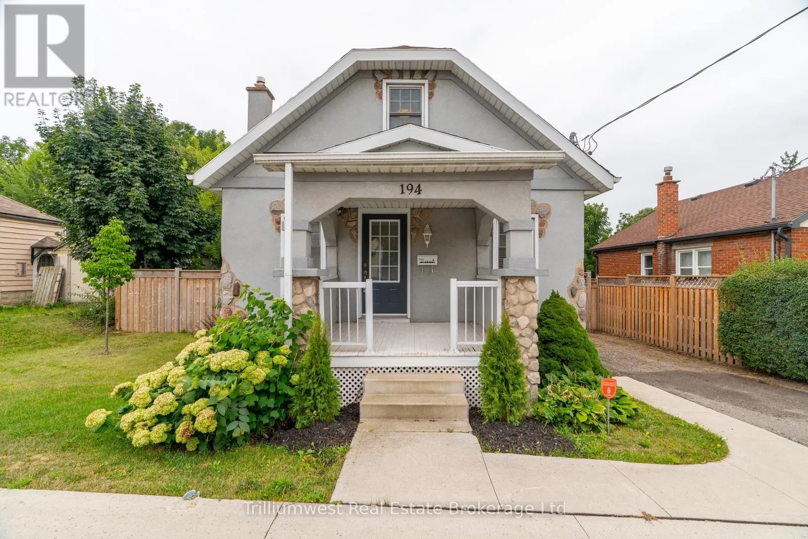 194 DUNDAS STREET N