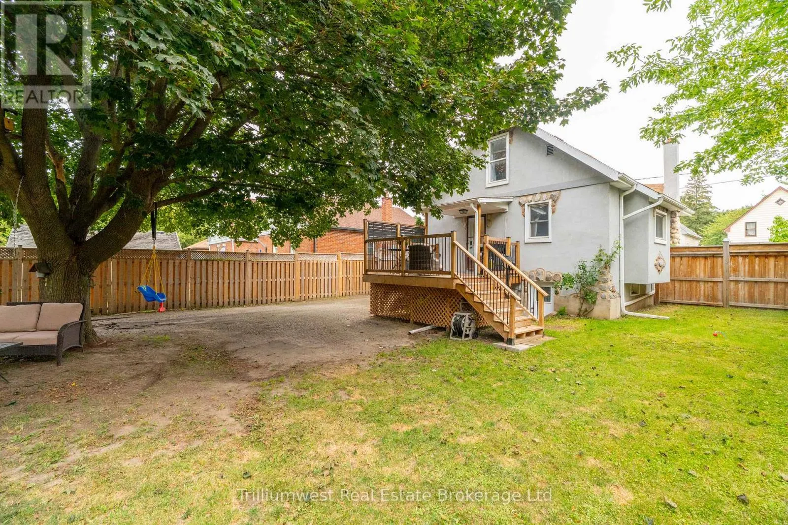 194 DUNDAS STREET N