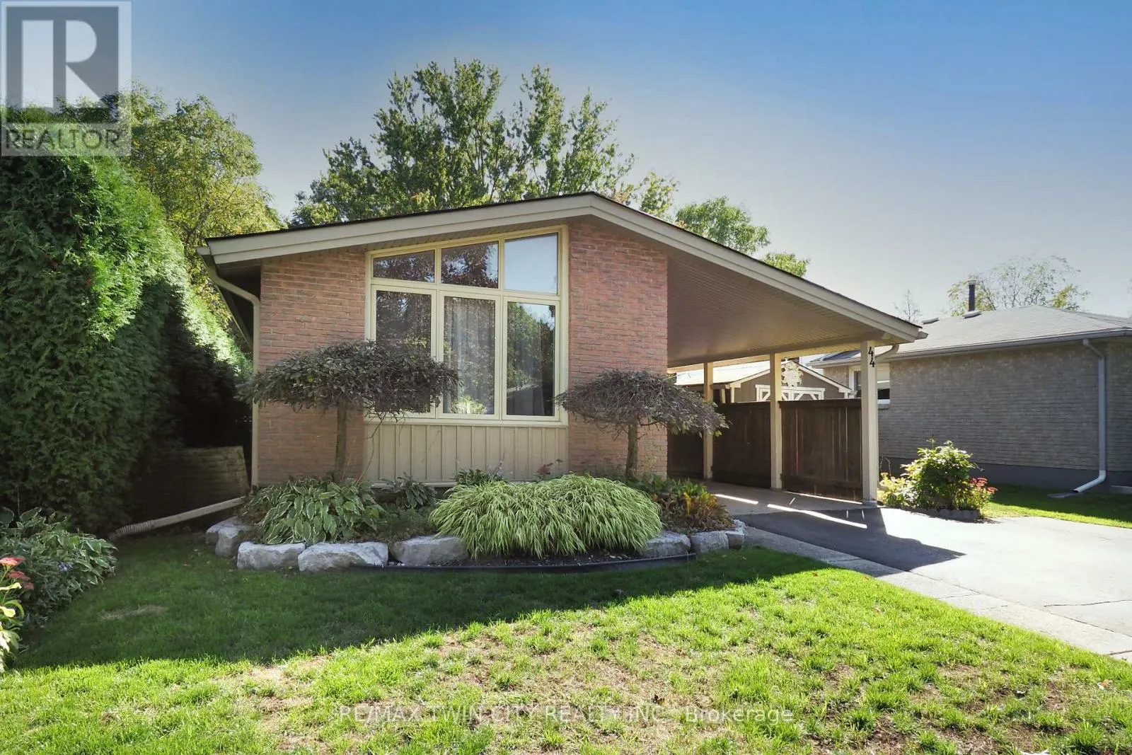 44 MILTON AVENUE W