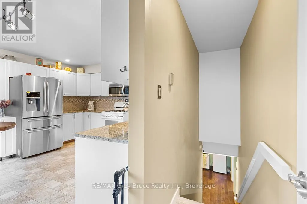 563 21 STREET W