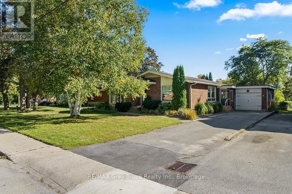 563 21 STREET W