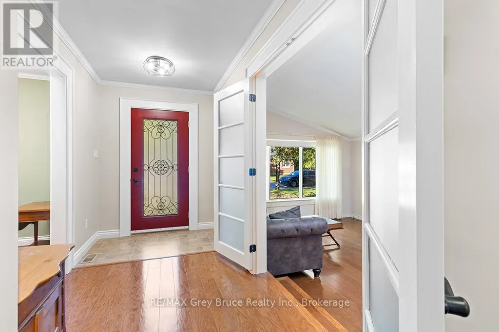 563 21 STREET W