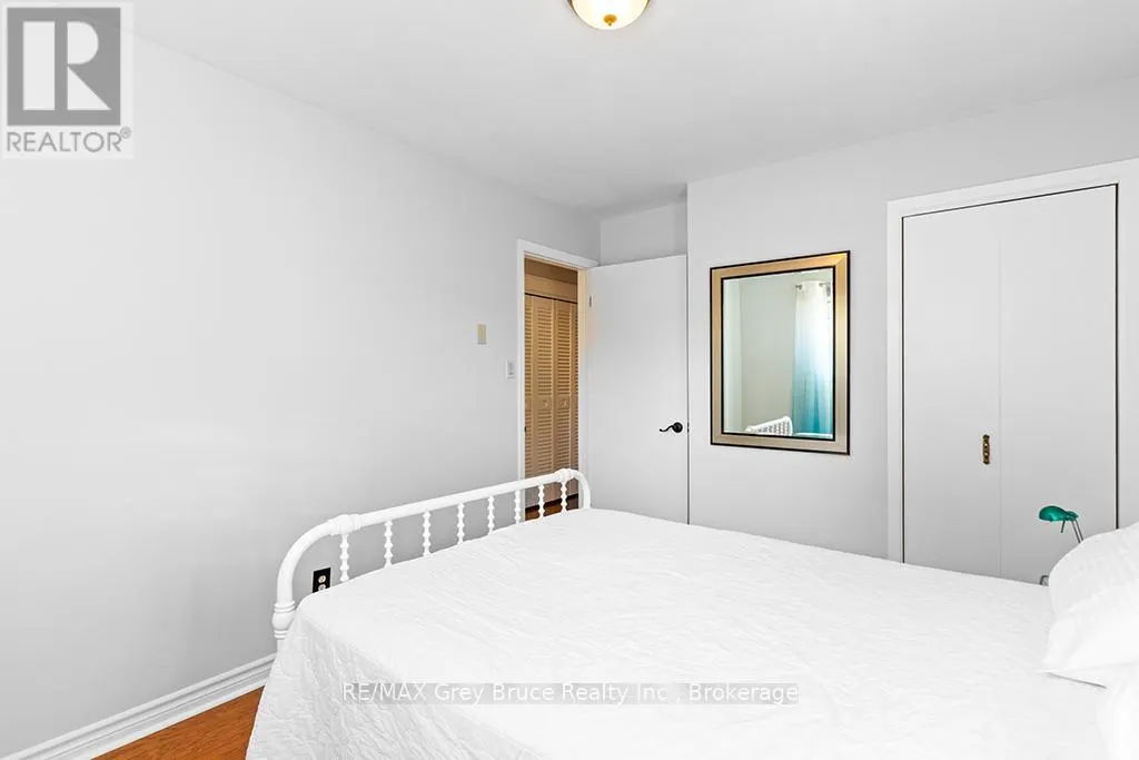 563 21 STREET W