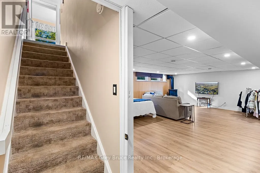 563 21 STREET W