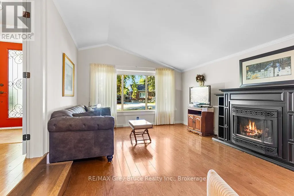 563 21 STREET W