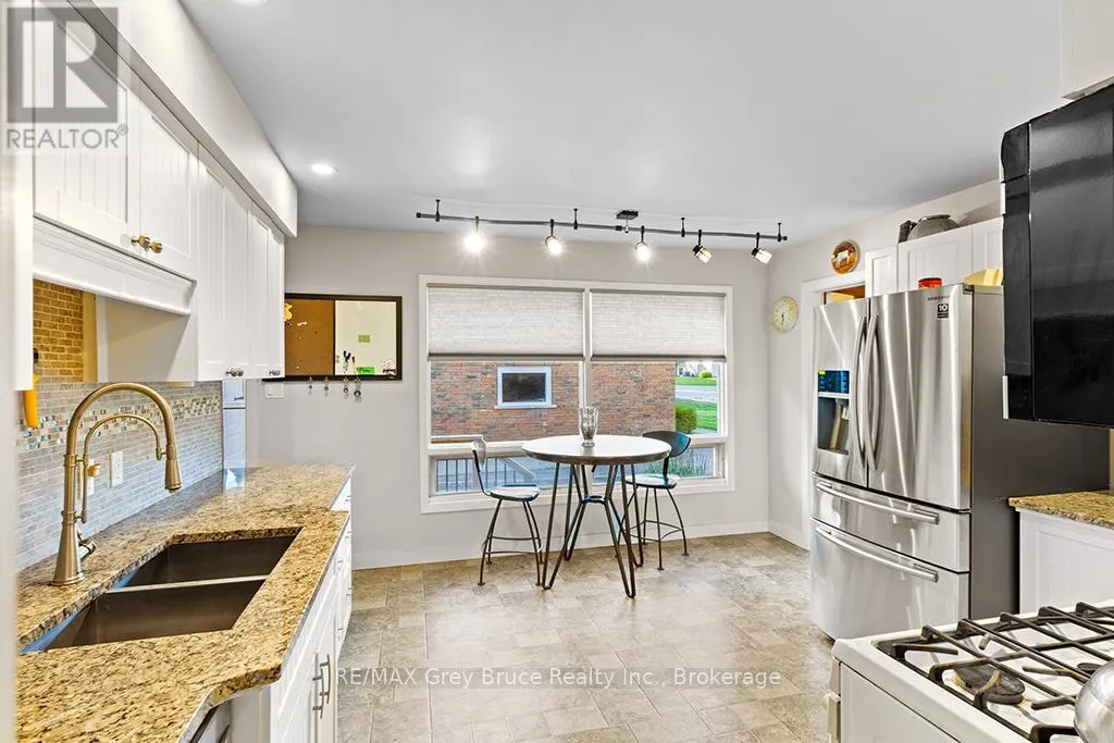 563 21 STREET W