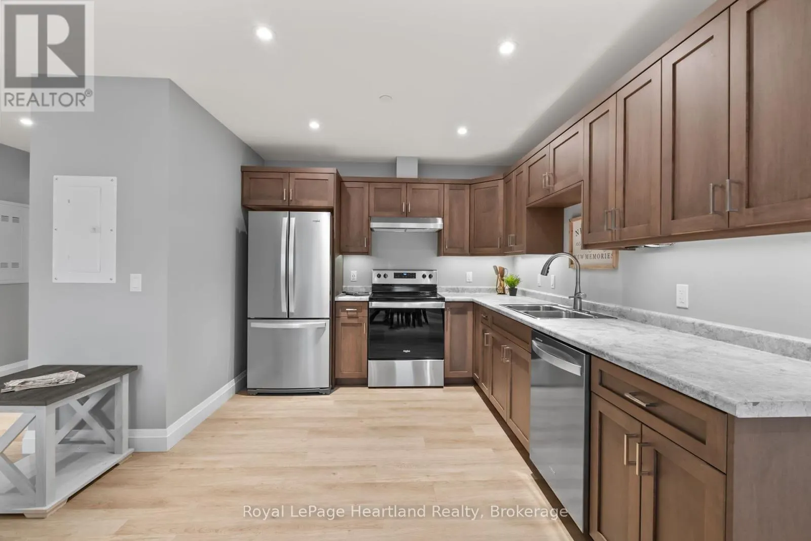 106 - 187 VICTORIA STREET W, #106