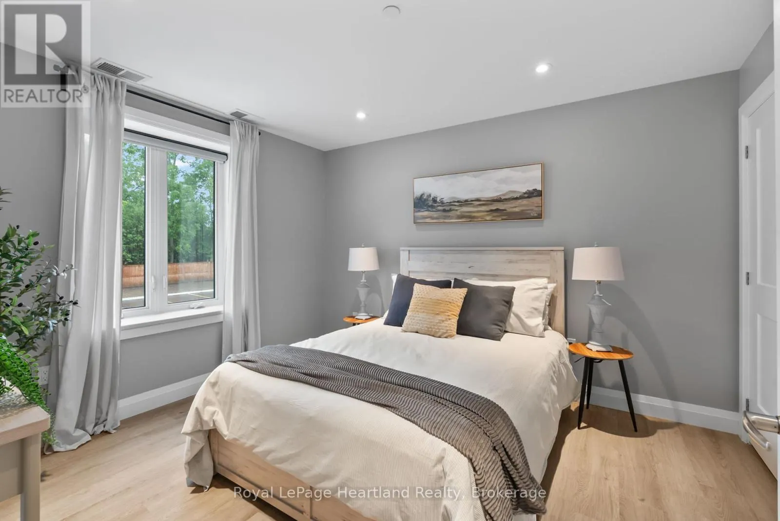 104 - 187 VICTORIA STREET W, #104