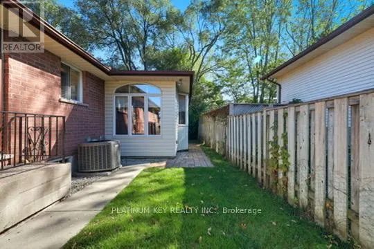23 LYNNGATE GROVE