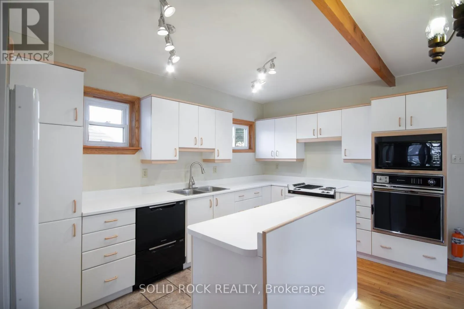 25 CHAMPAGNE AVENUE S