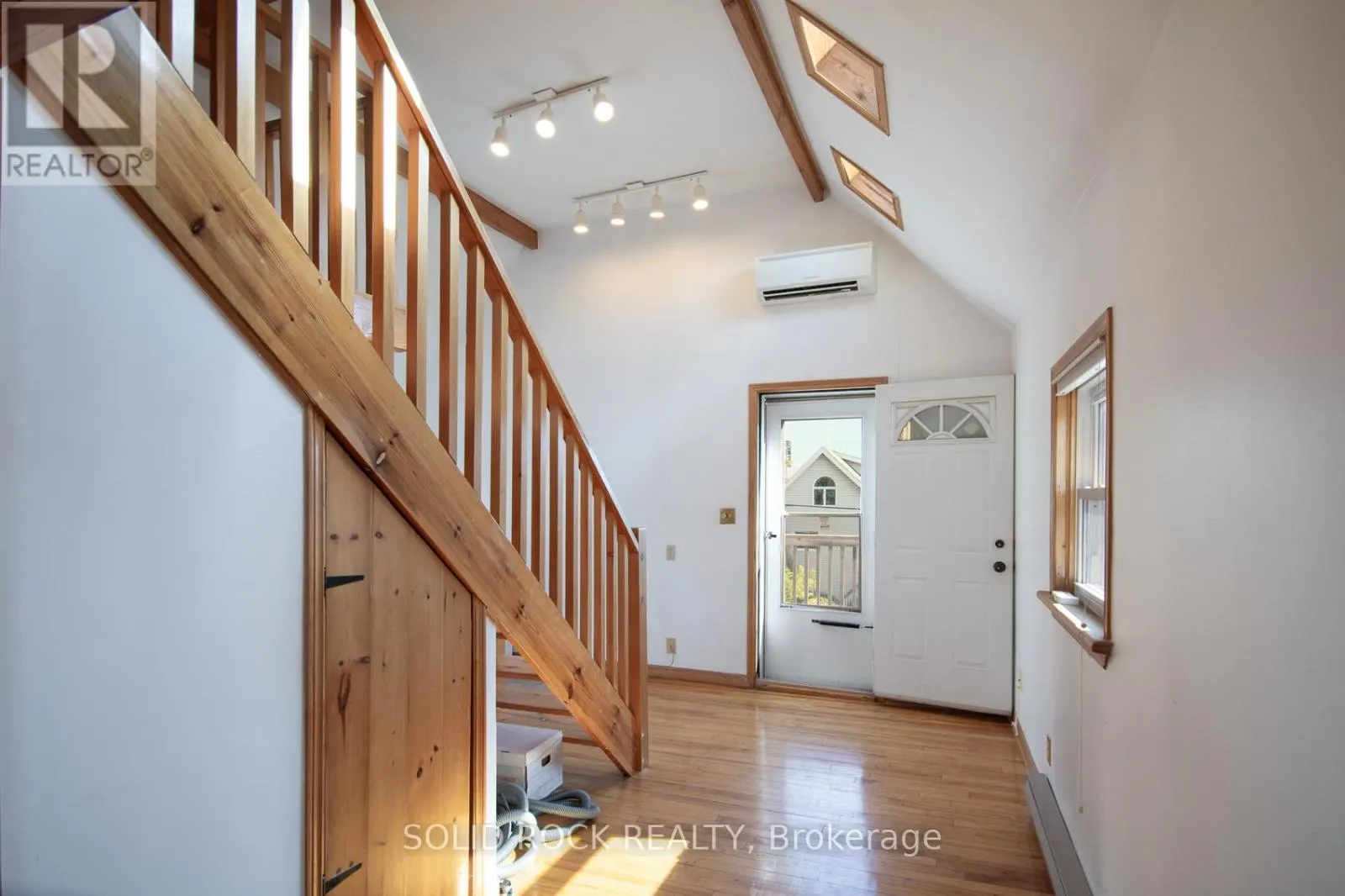 25 CHAMPAGNE AVENUE S