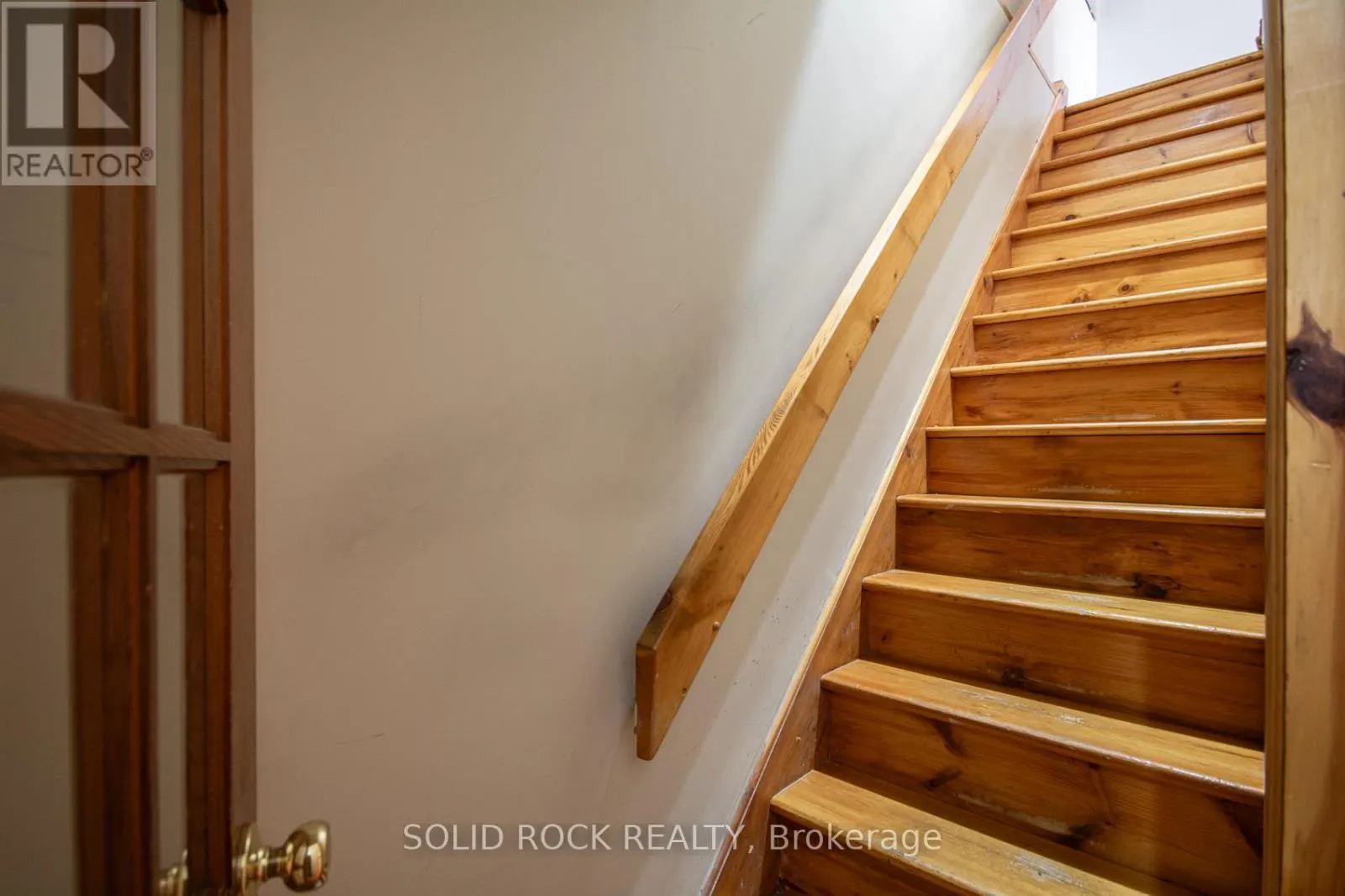25 CHAMPAGNE AVENUE S